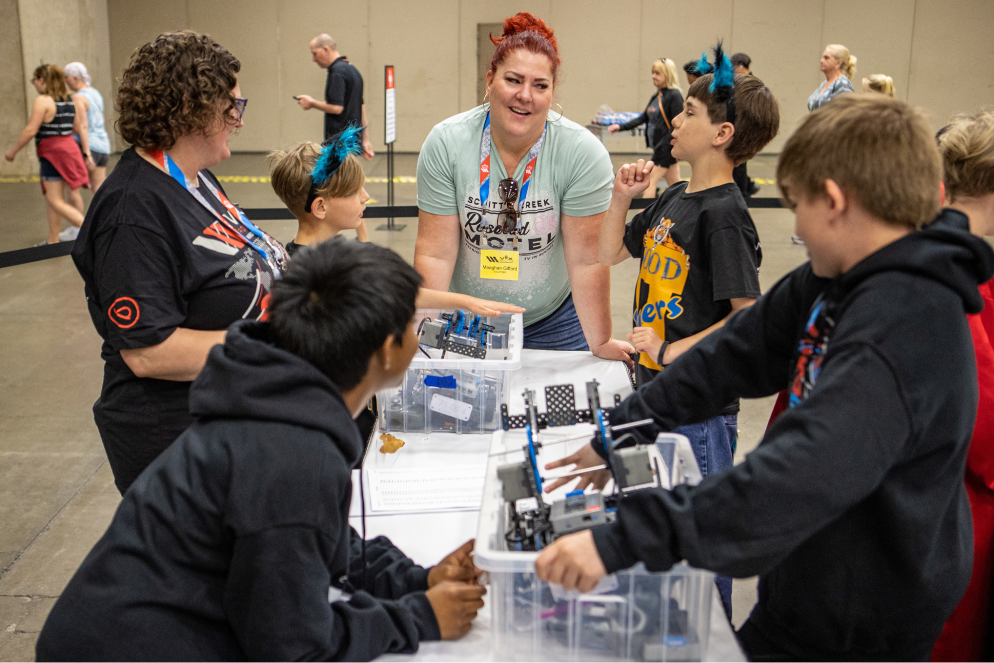 Edző a diákokkal és a VEX személyzettel