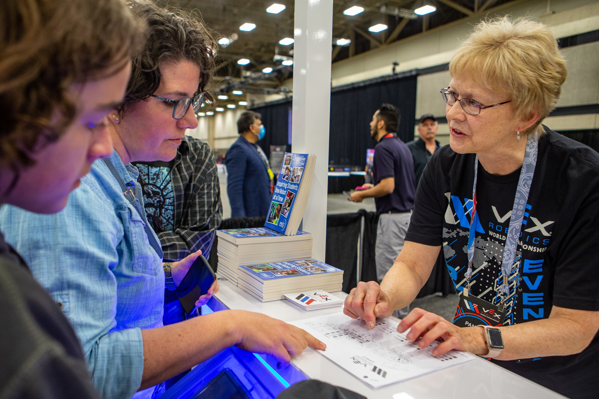 Henkilökunta vanhemman ja opiskelijan kanssa