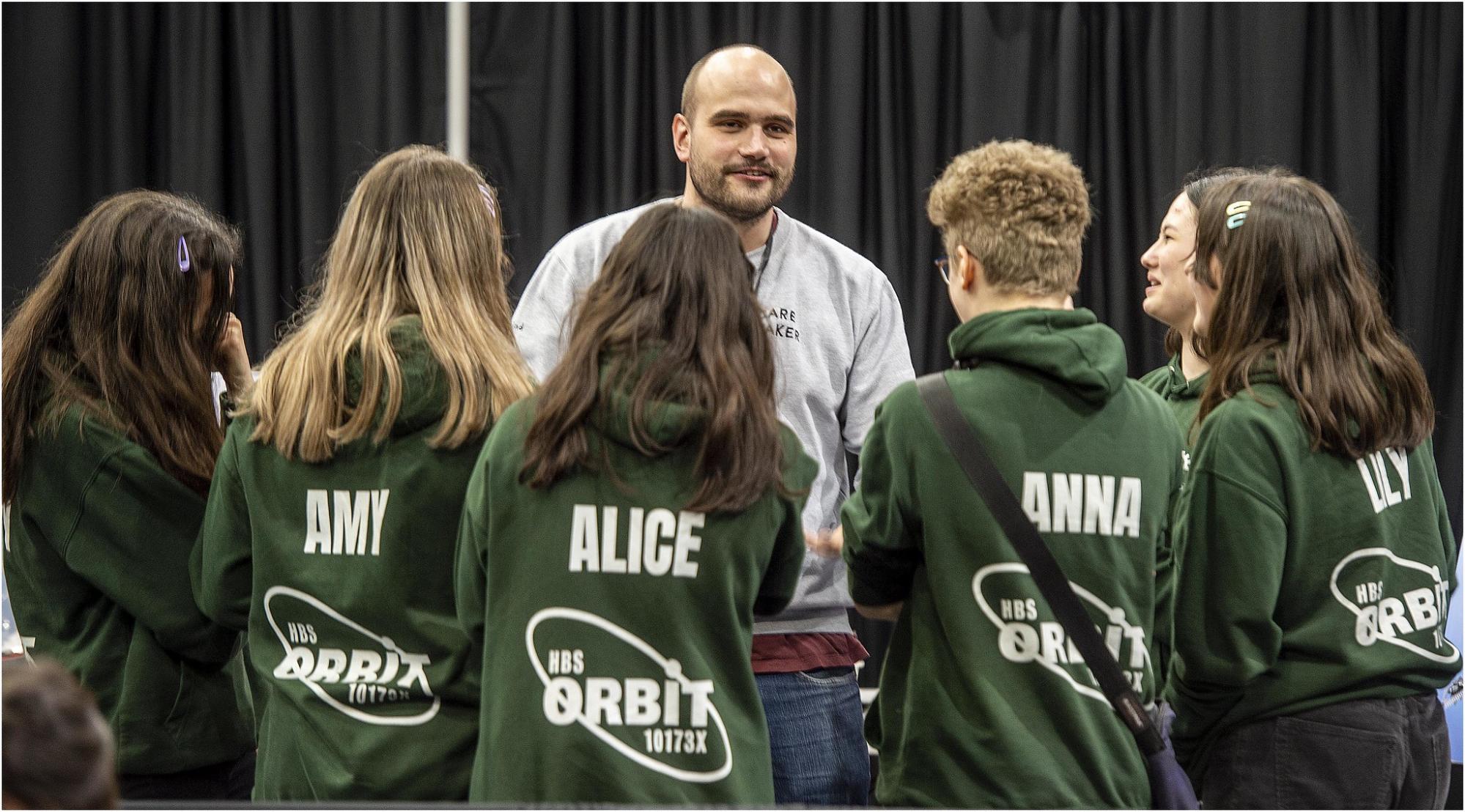 Trainer drängt sich mit Team zusammen