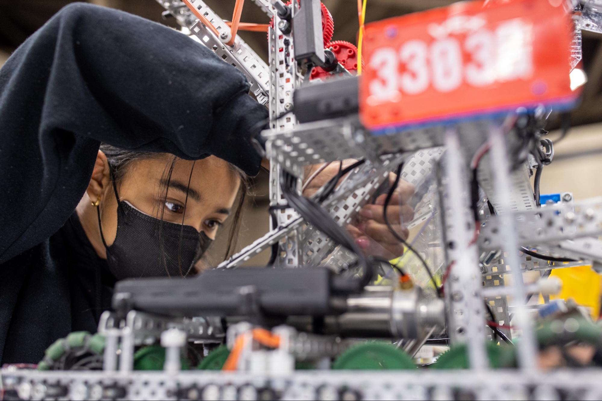Étudiant travaillant sur un robot