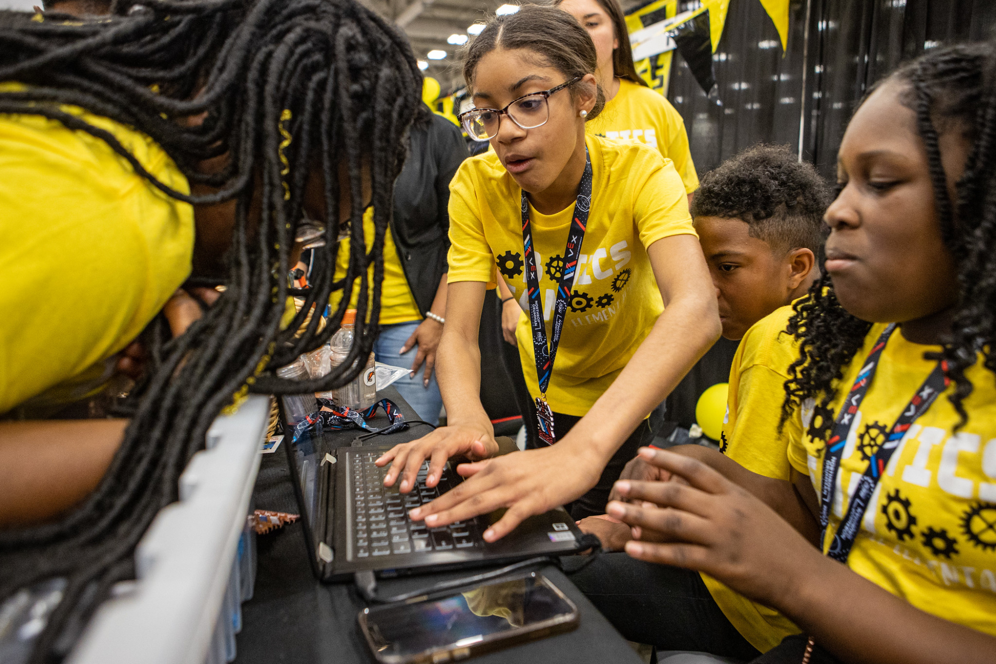 Bir grup öğrenci kodlama