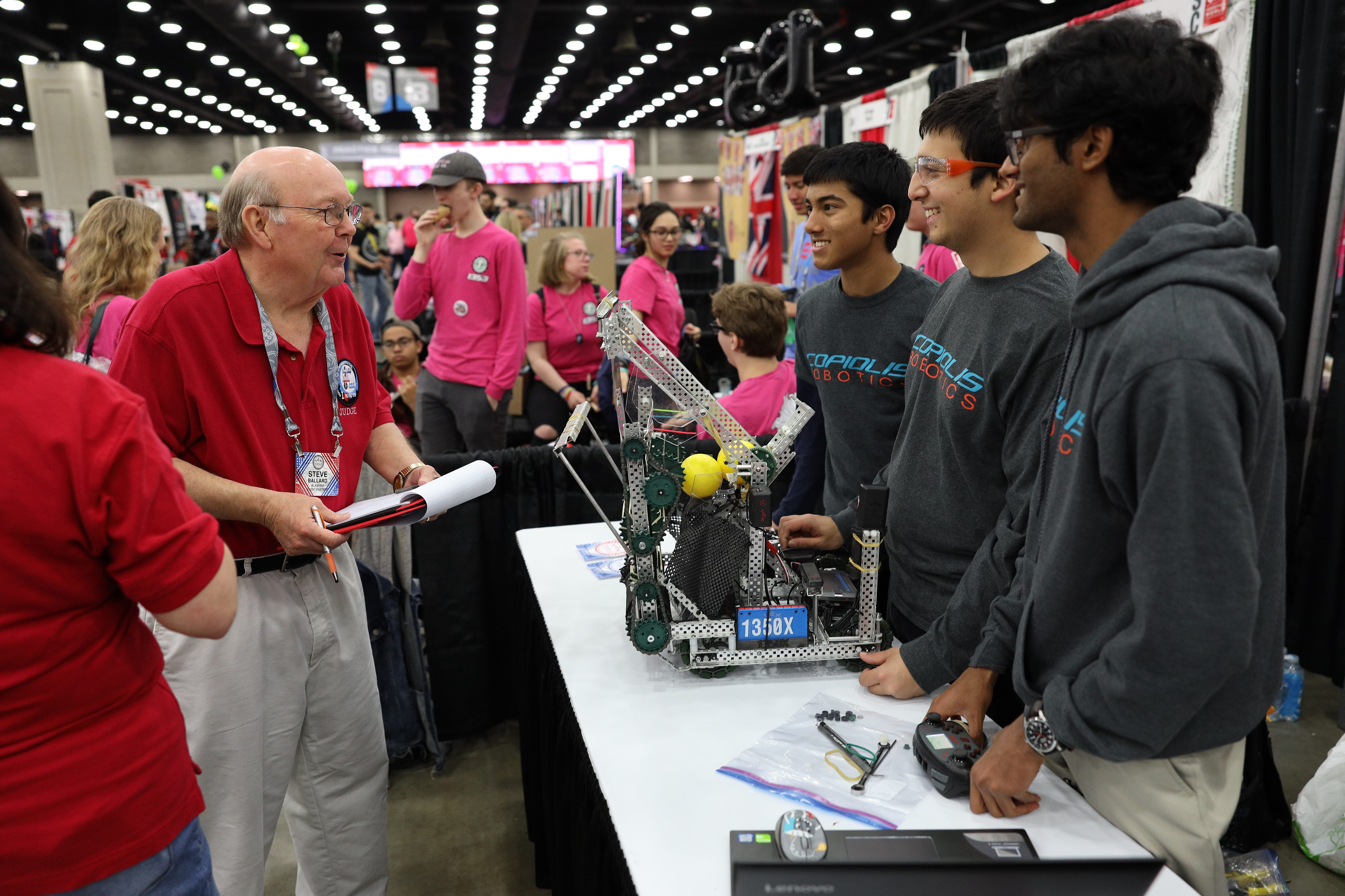 Les juges interrogent une équipe.jpg